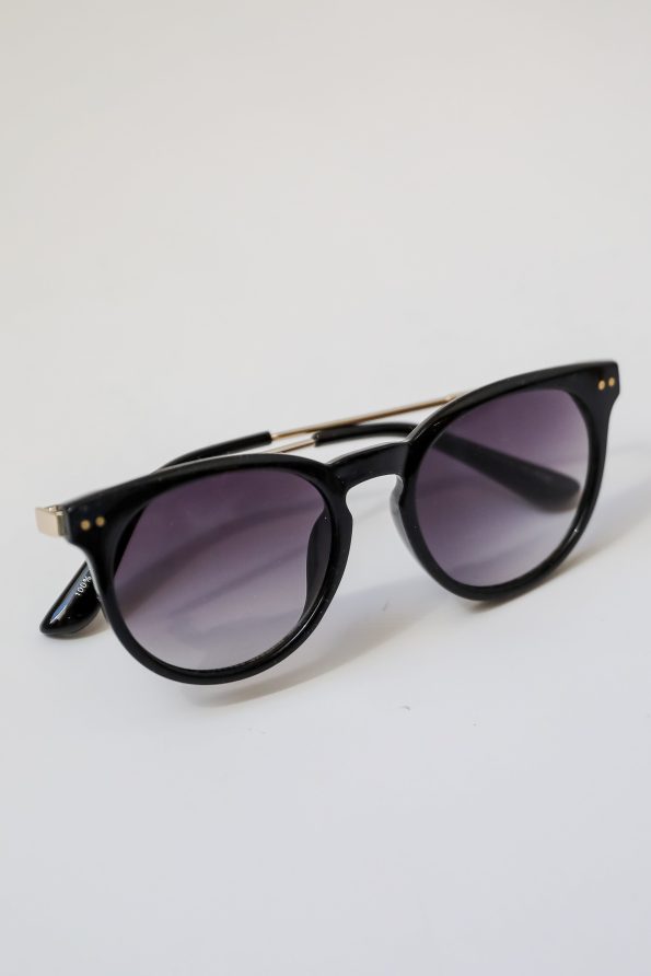 shopdressup_black_round_sunnies_711a1a9e-3d53-47fe-9528-114ee7ab17b1