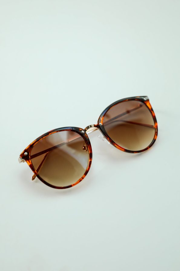 shopdressup_tortoise_round_sunglasses-5_9da1bd41-7f99-46c7-8c4a-4986f898234e